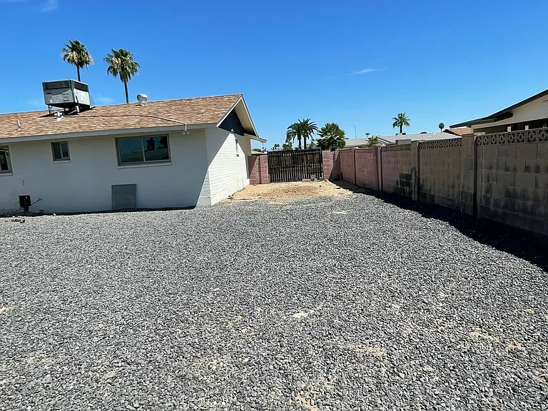 2261 E Evergreen St — Photo 9