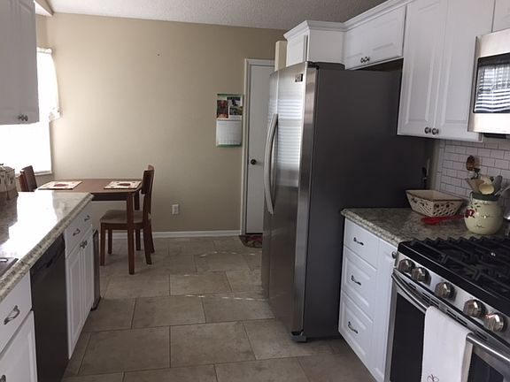 Kitchen  and breakfast nook