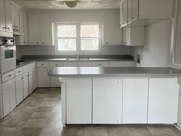 2nd image of 909 Skyland St