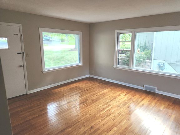5th image of 210 E Forest St