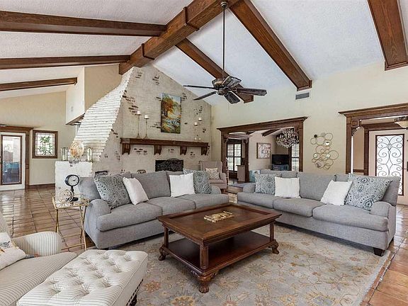 5th image of 128 E Caldwood Dr