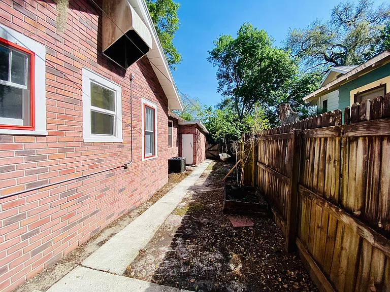 412 Louden Ave — Photo 3