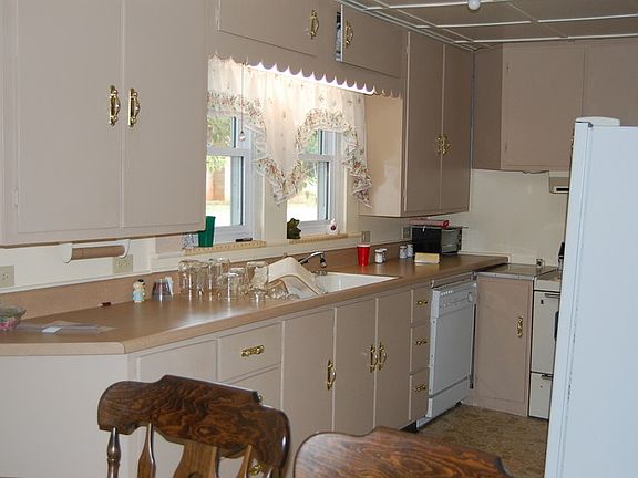 Lots of space!
						:
						Newly remodeled kitchen - appliance included!
