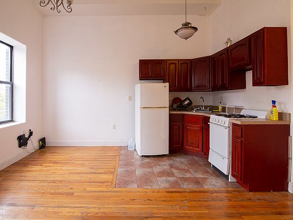 5th image of 196 Graham Ave #3A