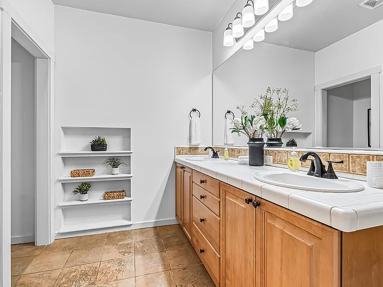 246 W Colchester Dr — Photo 37