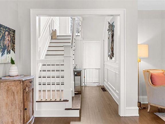 3rd image of 3784 Ivy Rd NE