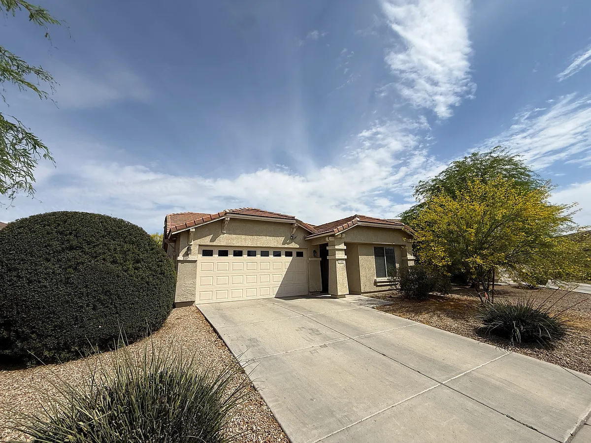 Building Photo - 1135 S 165th Dr