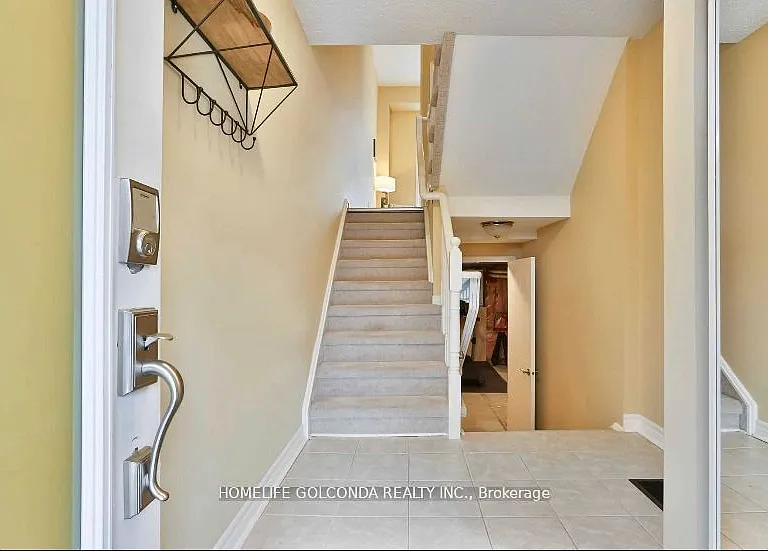 380 Riddell Ct — Photo 2