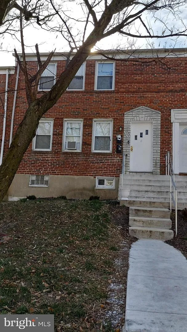 909 Saint Dunstans Rd photo 1