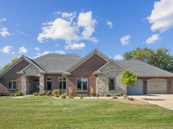 2038 Cedar Hill Ave SE, Dyersville, IA 52040