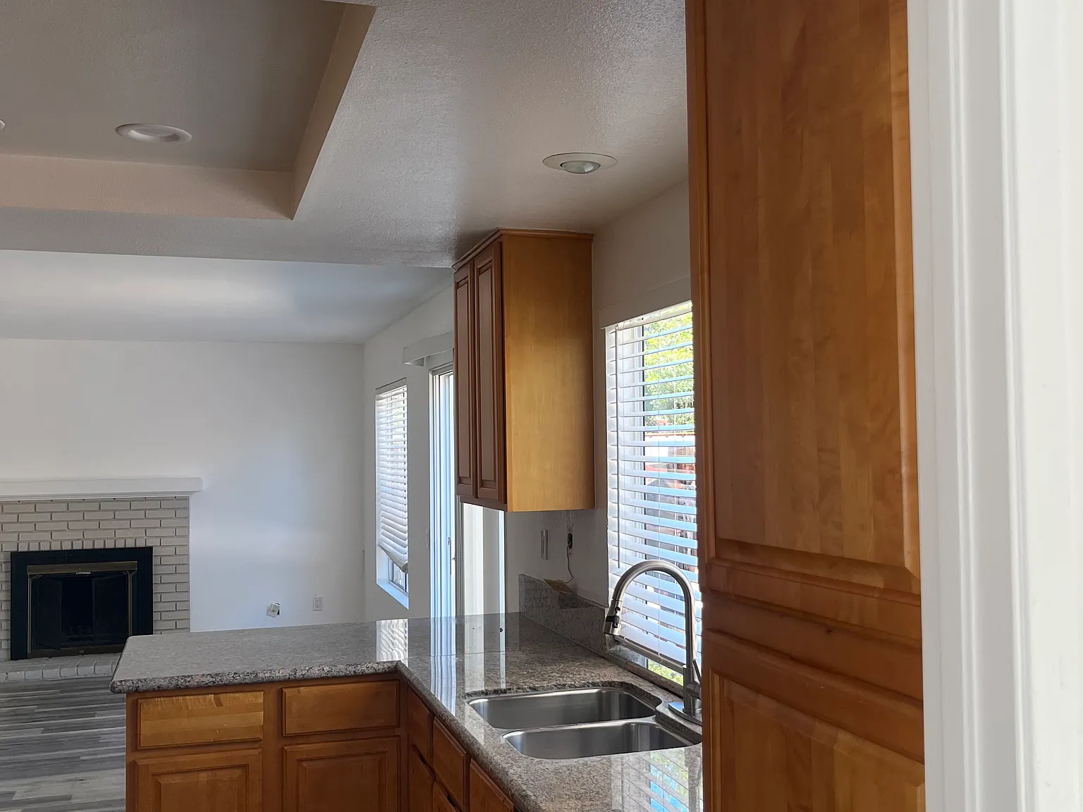4 bed, 2.5 bath, 1960 sqft, $4,995 — Photo 2