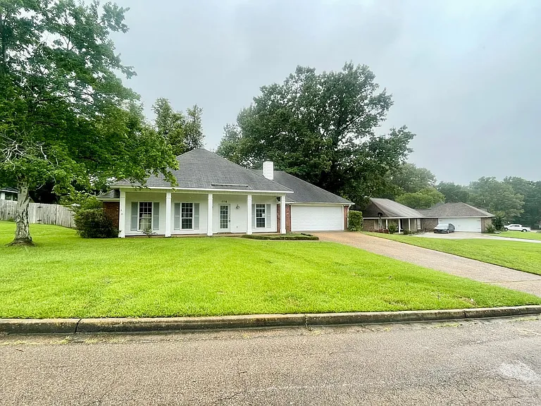 116 Whitewood Ln — Photo 3