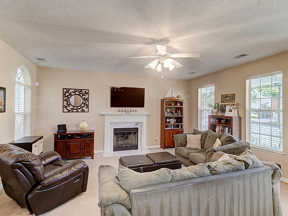 3rd image of 639 Majestic Oak Dr