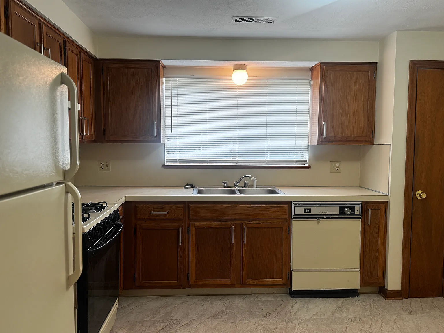 2 bed, 900 sqft, $1,875 — Photo 2