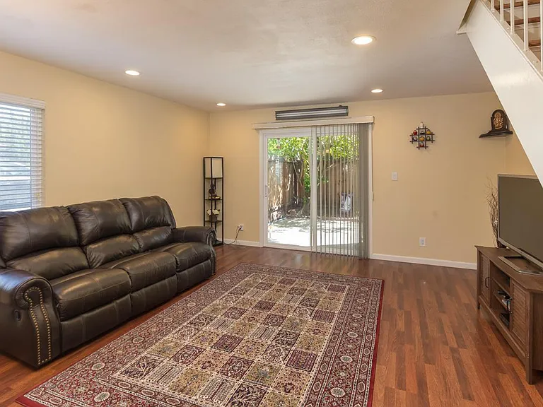 263 N Temple Dr — Photo 2