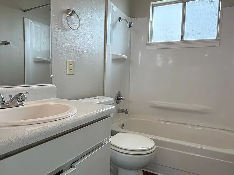 Sharis Apartments — Photo 15