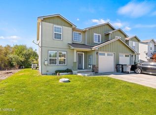 704 Fountain Blvd, Zillah, WA 98953