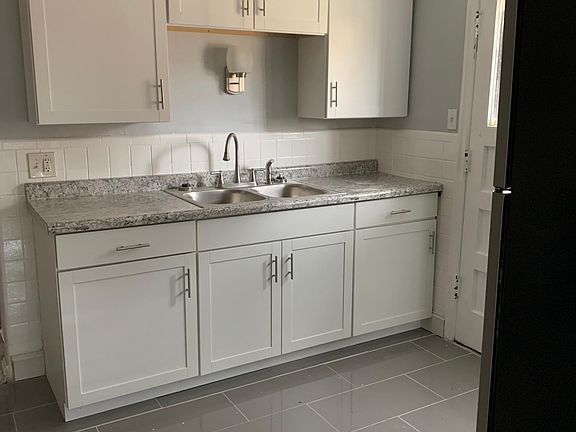 4th image of 3856 Queen Crest Ave
