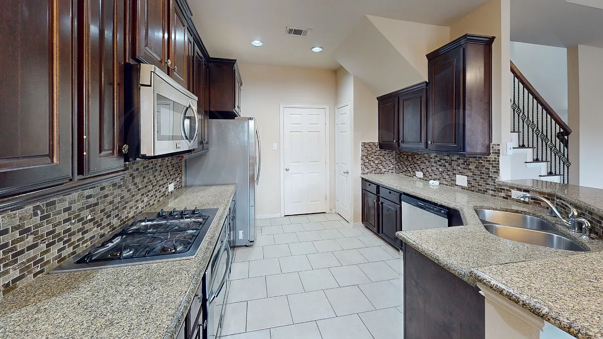 2 bed, 2.5 bath, 1634 sqft, $2,299 — Photo 3