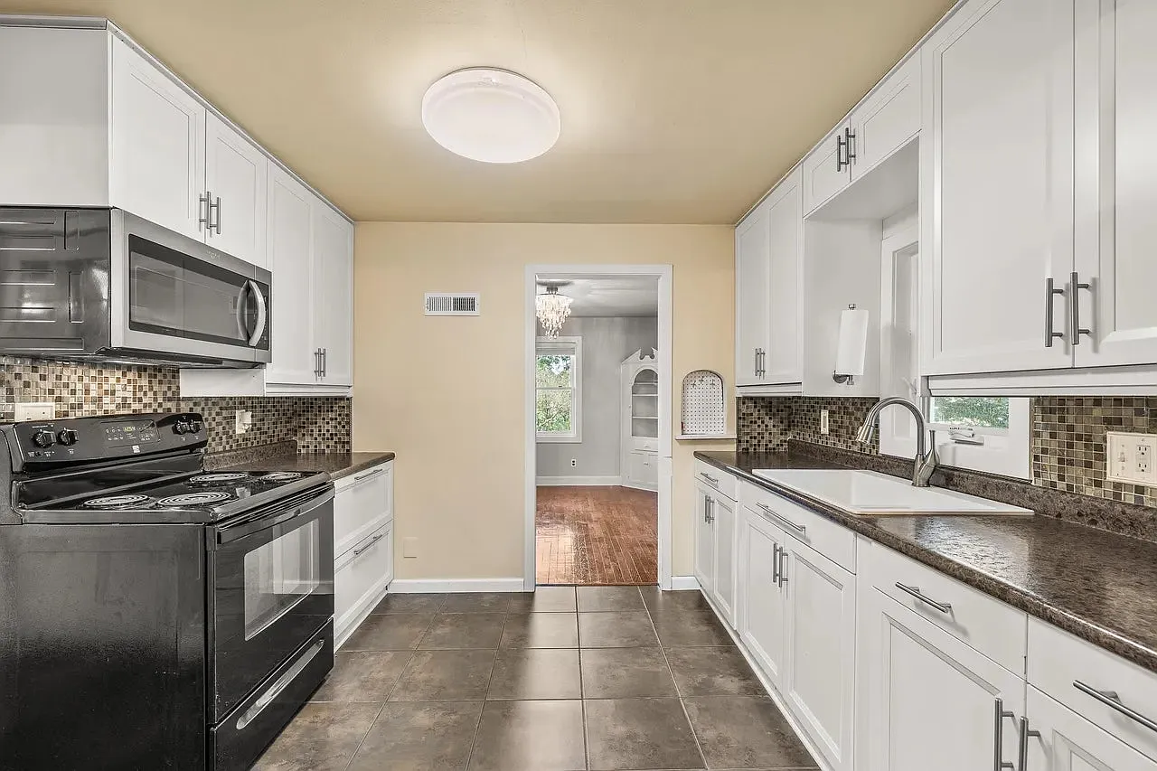 330 Drake Street — Photo 2