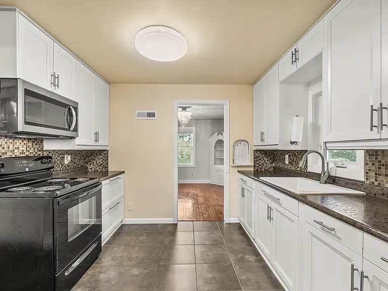 330 Drake St — Photo 2