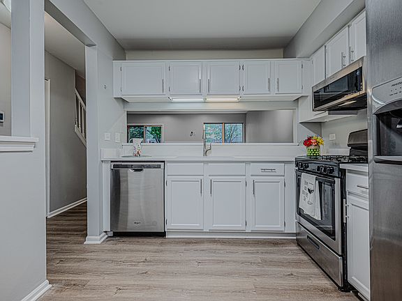 3rd image of 1069 Talbots Ln #1069