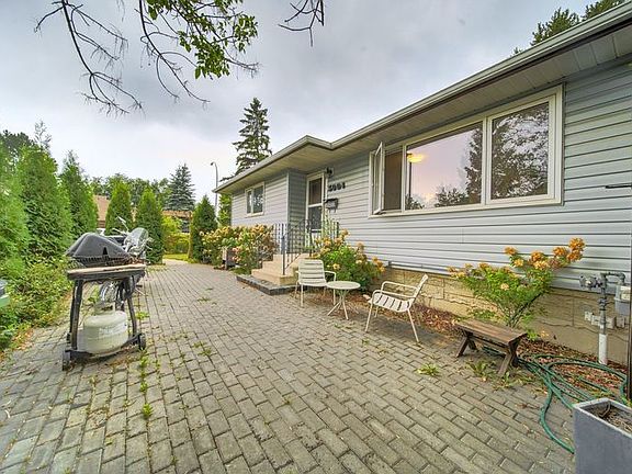 5th image of 5004 93a Ave NW