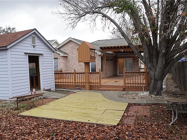 2103 Bluebonnet Dr — Photo 10