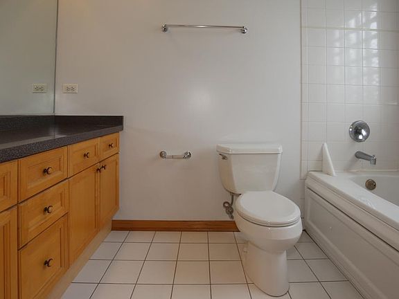 4th image of 2741 N Southport Ave #3N