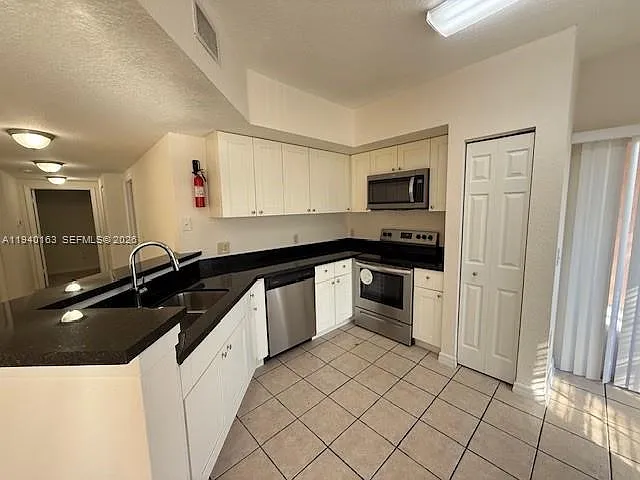 1608 Belmont Ln #1608 — Photo 3
