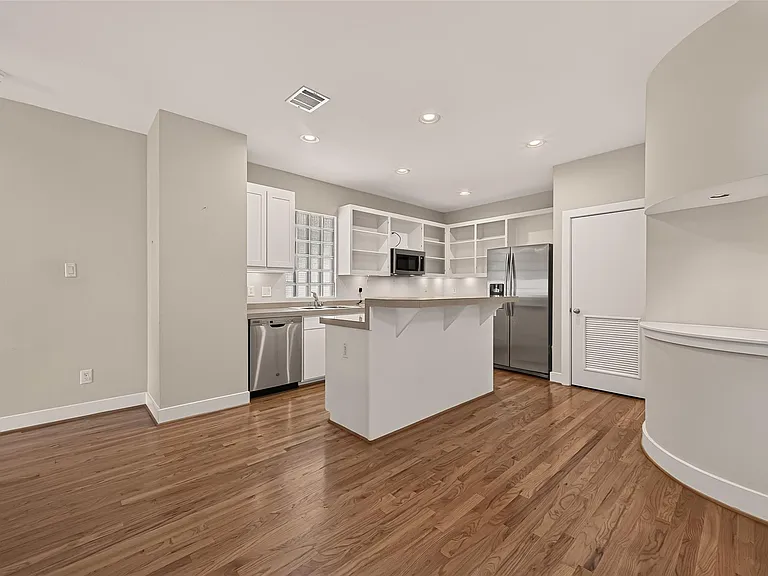 733 W 22nd St #D — Photo 14