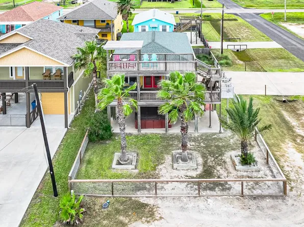 1103 S Magnolia St, Rockport, TX 78382