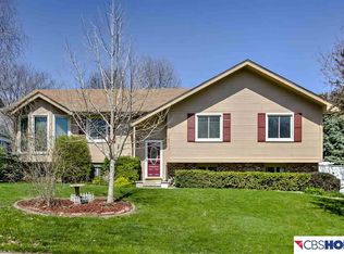 918 Michael Dr, Papillion, NE 68046