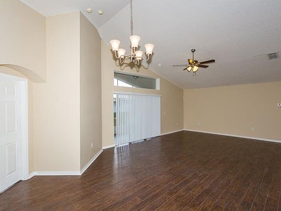 5th image of 755 Prince Charles Dr