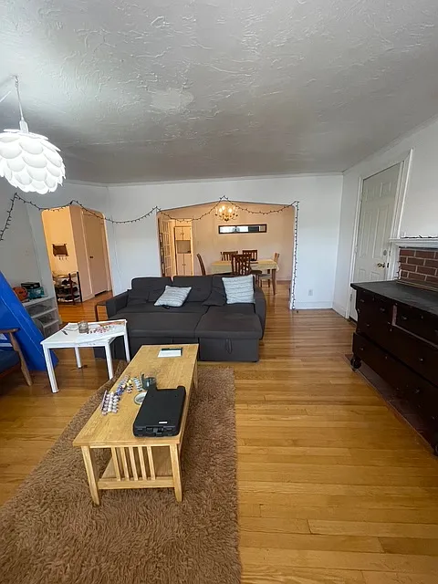4 bed, 1700 sqft, $4,800 — Photo 3
