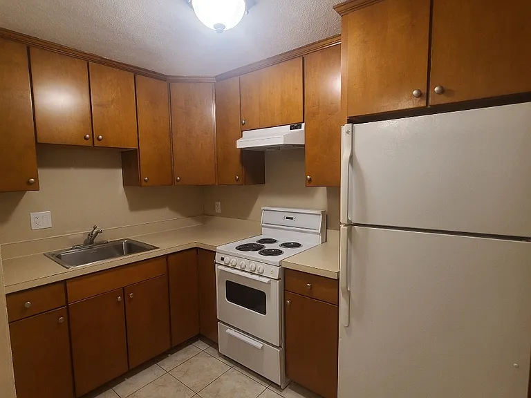 907 Beacon St #4 — Photo 5
