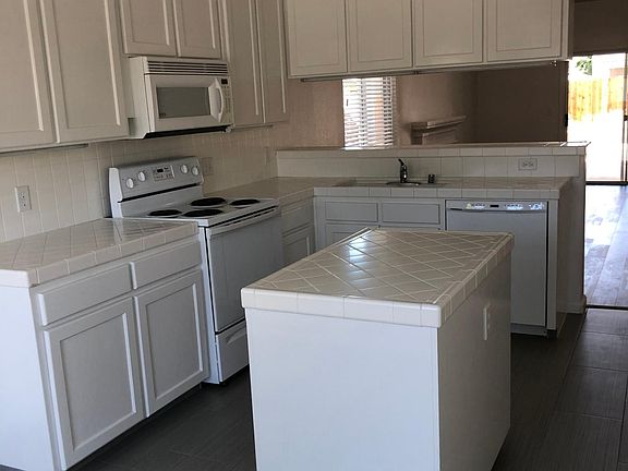 4th image of 2851 E Waterford Ave