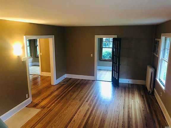 3rd image of 10 Townsend St