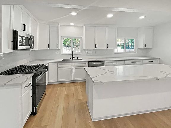 5th image of 1322 Lovell Ave #1D