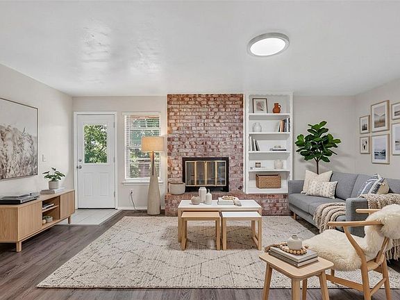 4th image of 1015 Crown Dr
