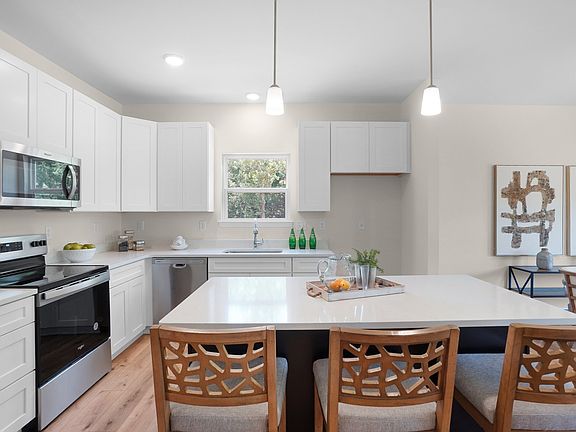 Island Kitchen w quartz countertops
