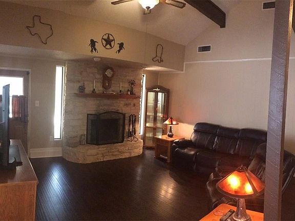 4th image of 1101 Oakwood Dr