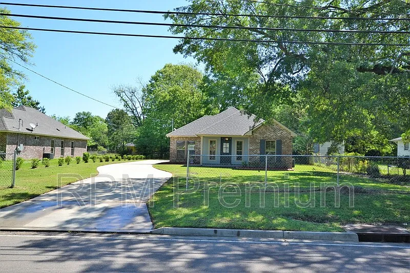 3 bed, 2.0 bath, 1216 sqft, $1,595 — Photo 3