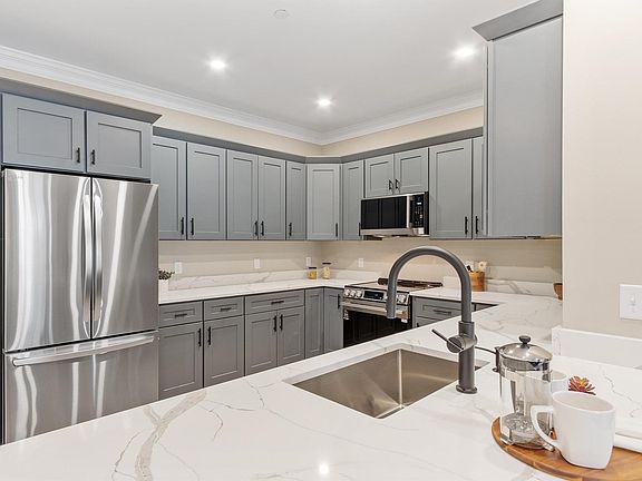 3rd image of 10100 S Willow Street #311