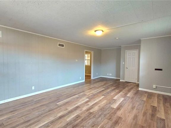 4th image of 419 W 5th St