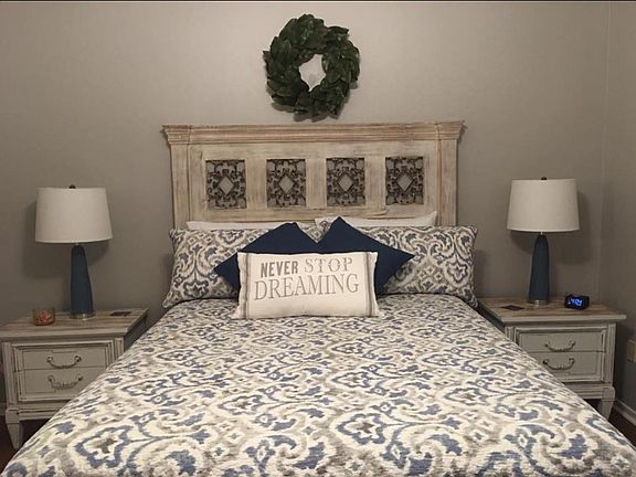 Bedroom, queen bed