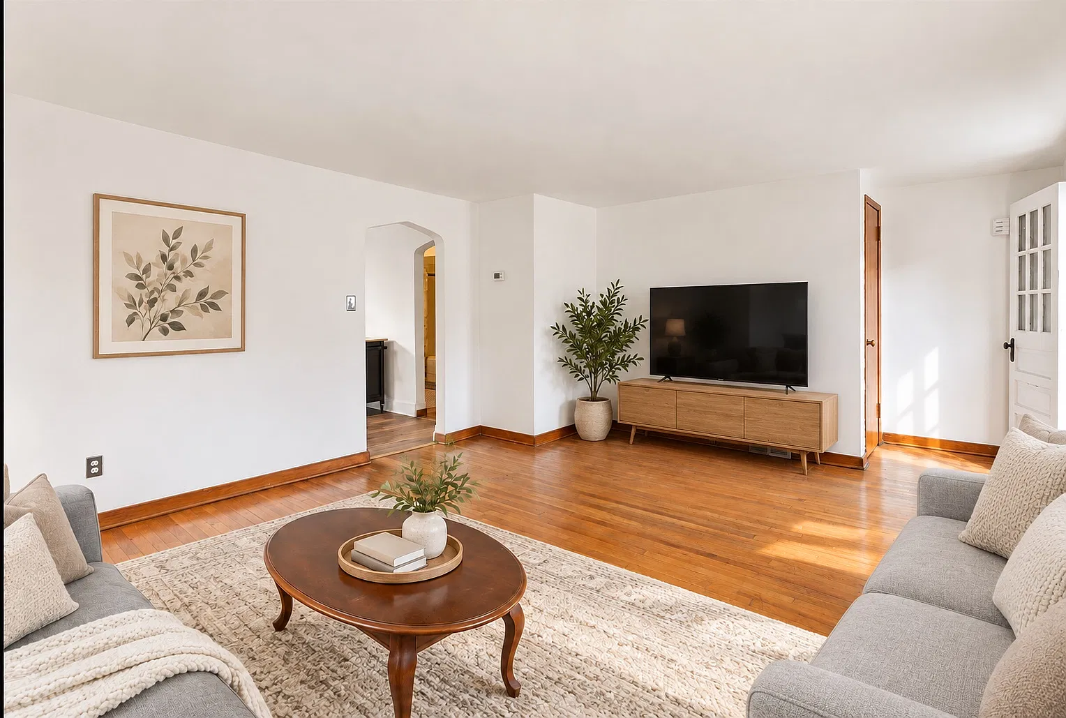 6 bed, 2100 sqft, $5,700 — Photo 4