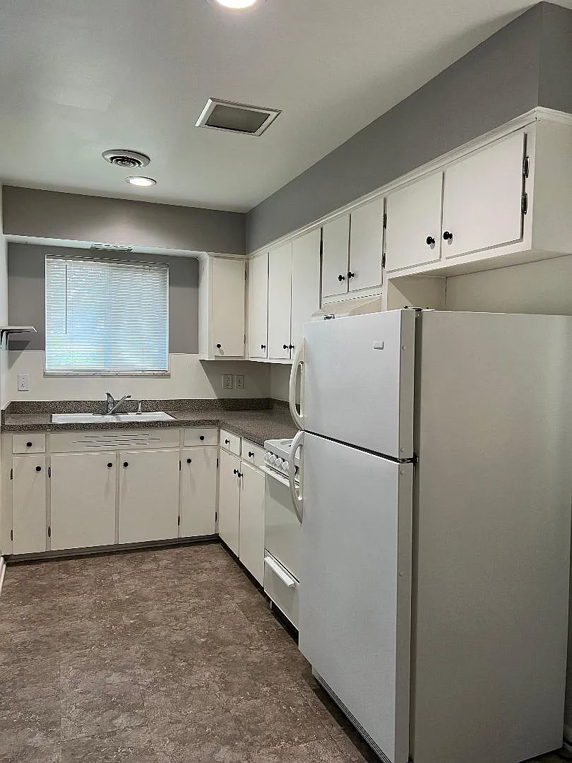 2 bed, 1000 sqft, $1,300 — Photo 2