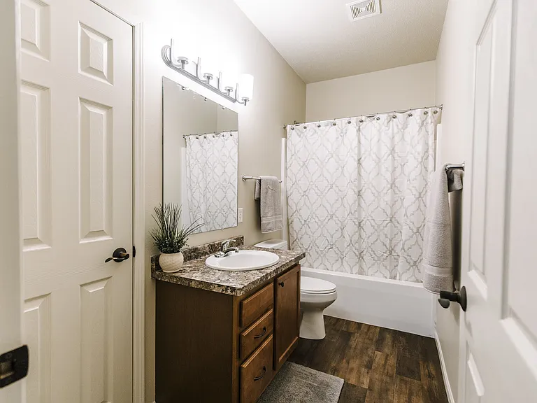 Lakewood Crossing Apartments — Photo 25