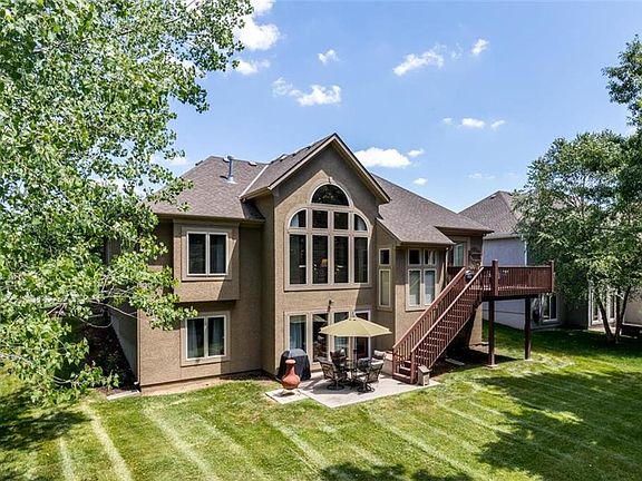 3rd image of 813 Cedar Ln